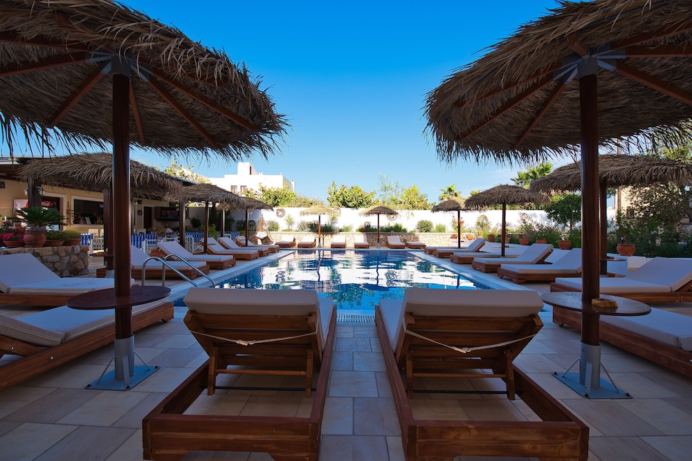 Villa Angira — Swimming pool in Kamari, South Aegean