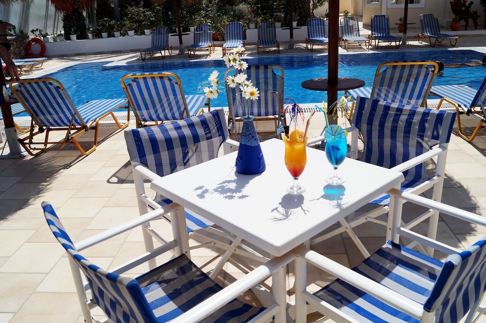 Villa Angira — Swimming pool in Kamari, South Aegean
