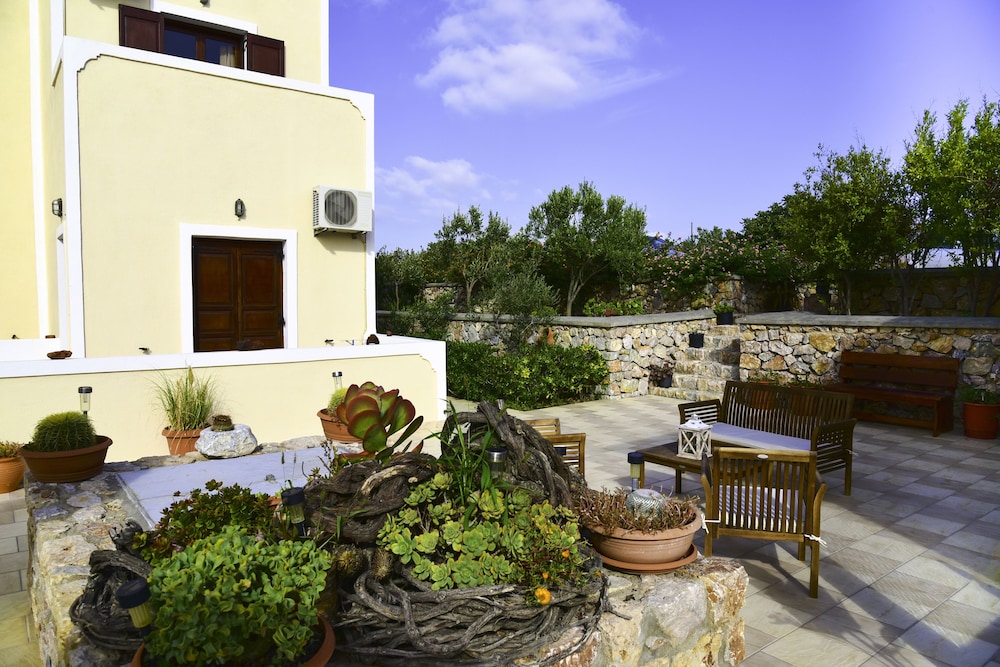 Villa Angira — Hotel building in Kamari, South Aegean