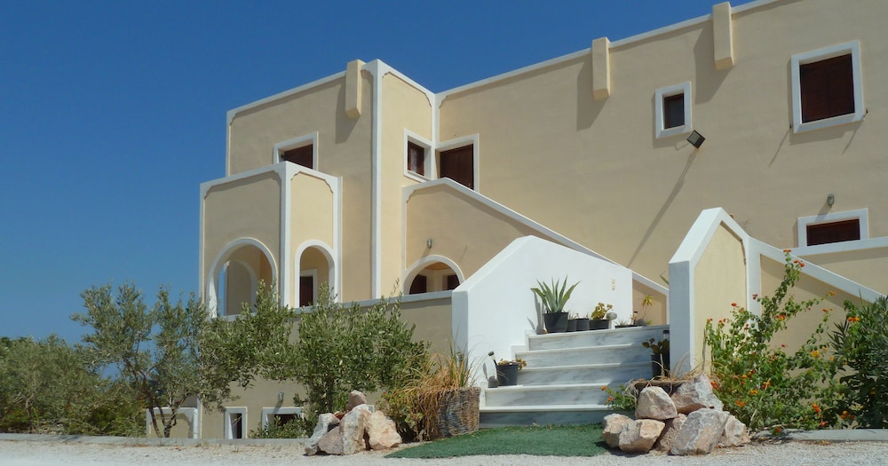 Villa Angira — Hotel building in Kamari, South Aegean
