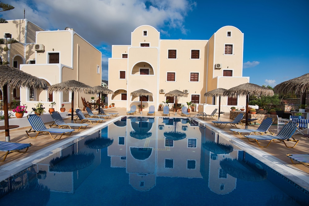 Villa Angira — Swimming pool in Kamari, South Aegean