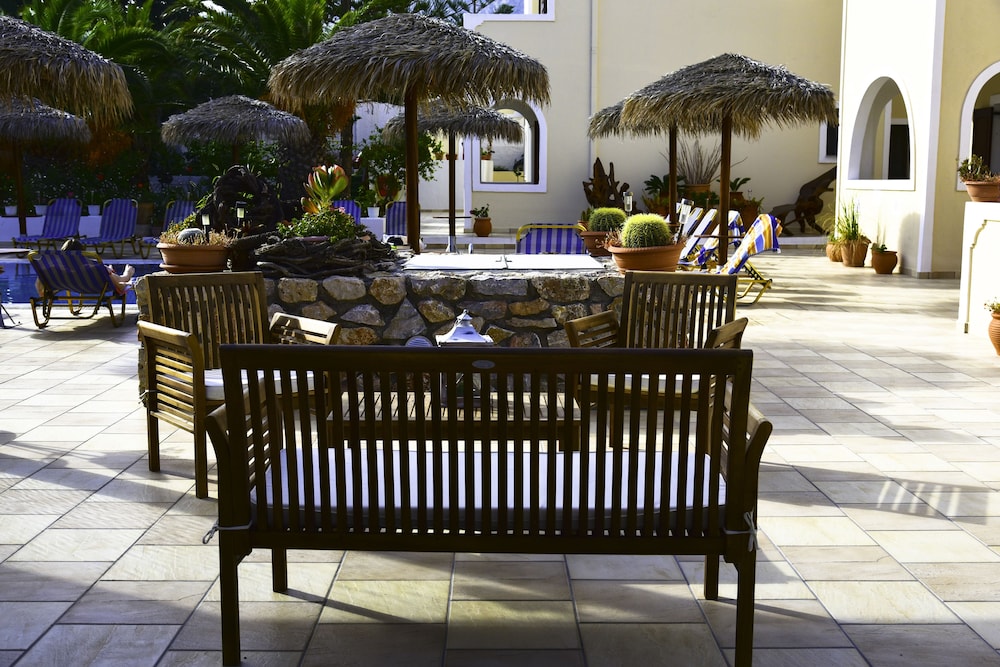 Villa Angira — Hotel building in Kamari, South Aegean