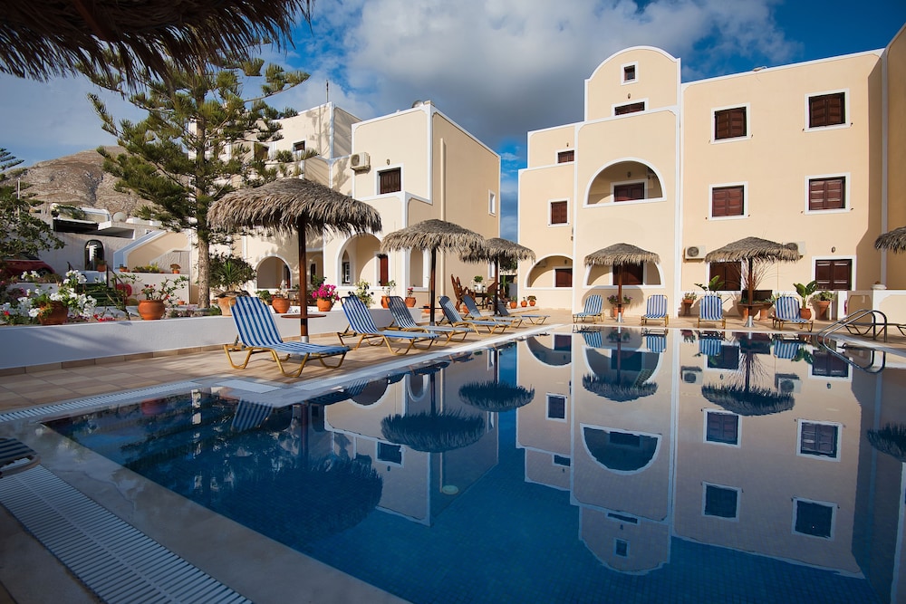 Villa Angira — Swimming pool in Kamari, South Aegean