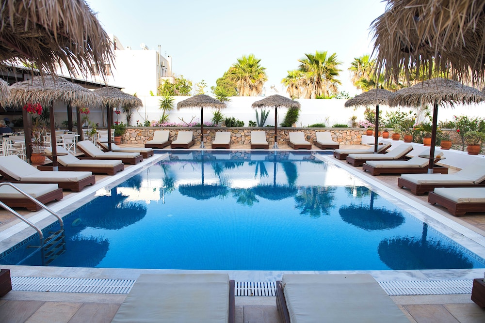 Villa Angira — Swimming pool in Kamari, South Aegean