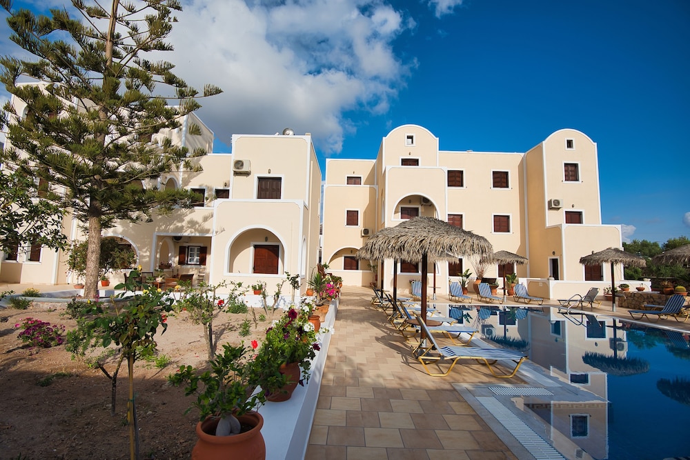 Villa Angira — Hotel building in Kamari, South Aegean