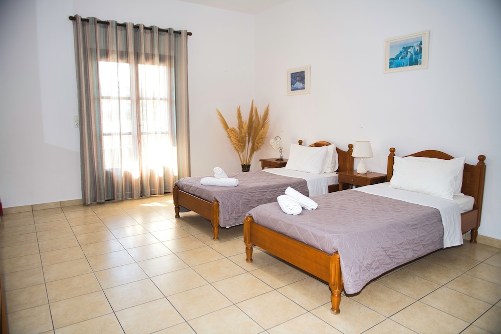 Villa Angira — Hotel rooms in Kamari, South Aegean