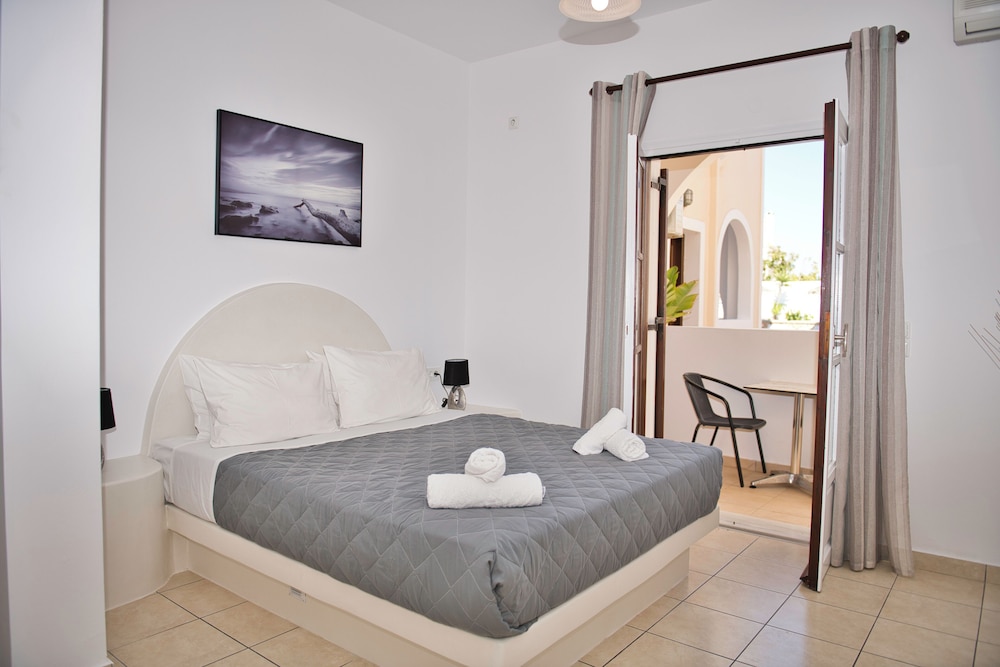 Villa Angira — Hotel rooms in Kamari, South Aegean