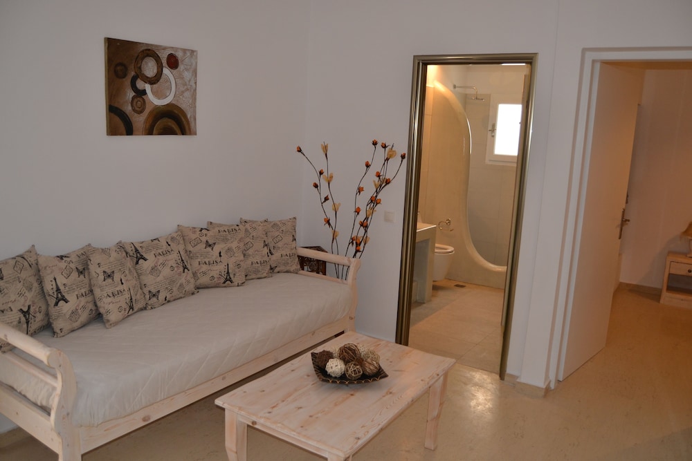 Villa Angira — Hotel rooms in Kamari, South Aegean