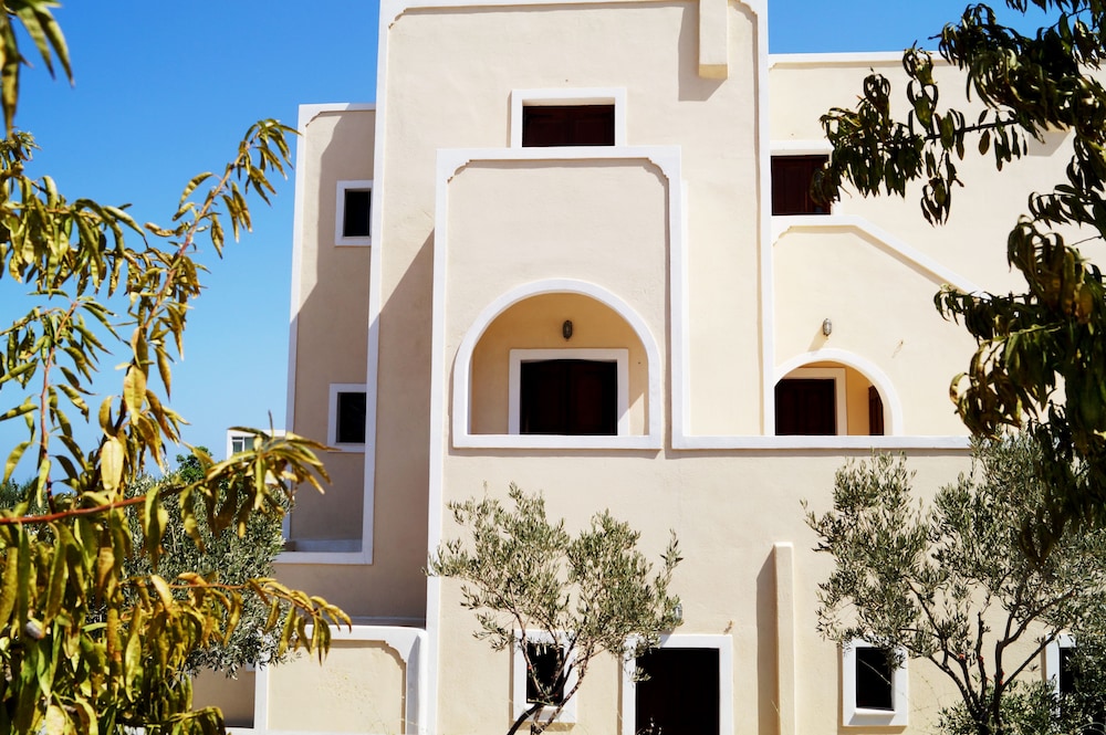 Villa Angira — Hotel building in Kamari, South Aegean