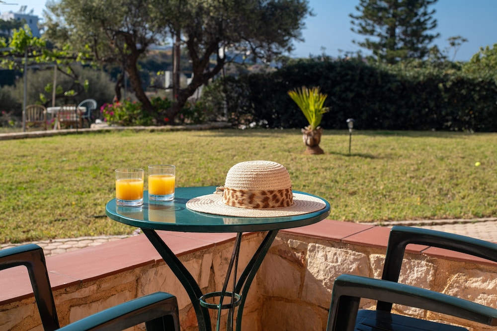 Golden Valentin Apartments — Hotel building in Hersonissos