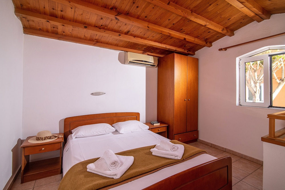 Golden Valentin Apartments — Hotel rooms in Hersonissos