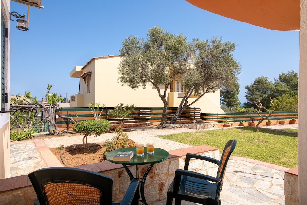 Golden Valentin Apartments — Hotel building in Hersonissos