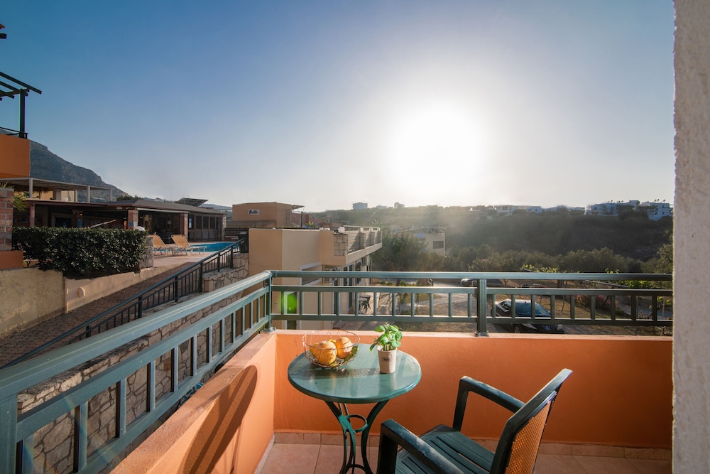 Golden Valentin Apartments — Hotel building in Hersonissos