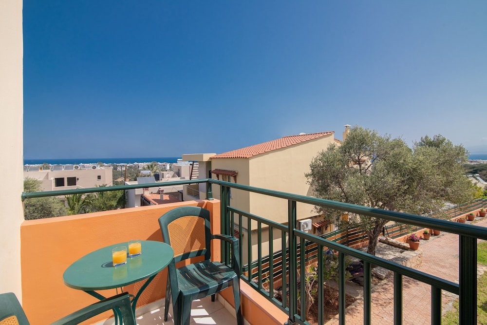 Golden Valentin Apartments — Hotel building in Hersonissos