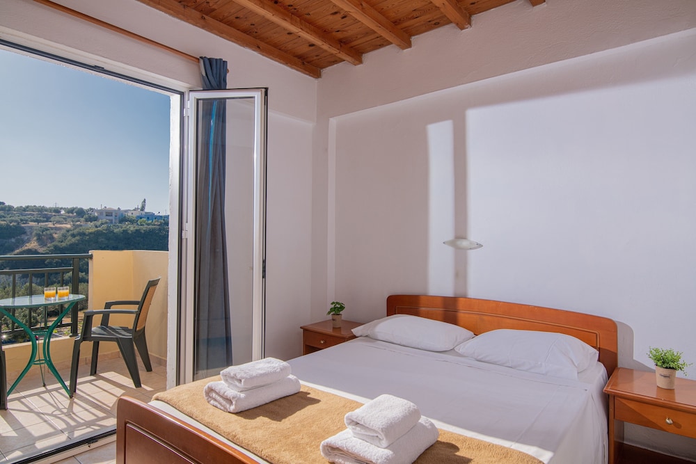 Golden Valentin Apartments — Hotel rooms in Hersonissos