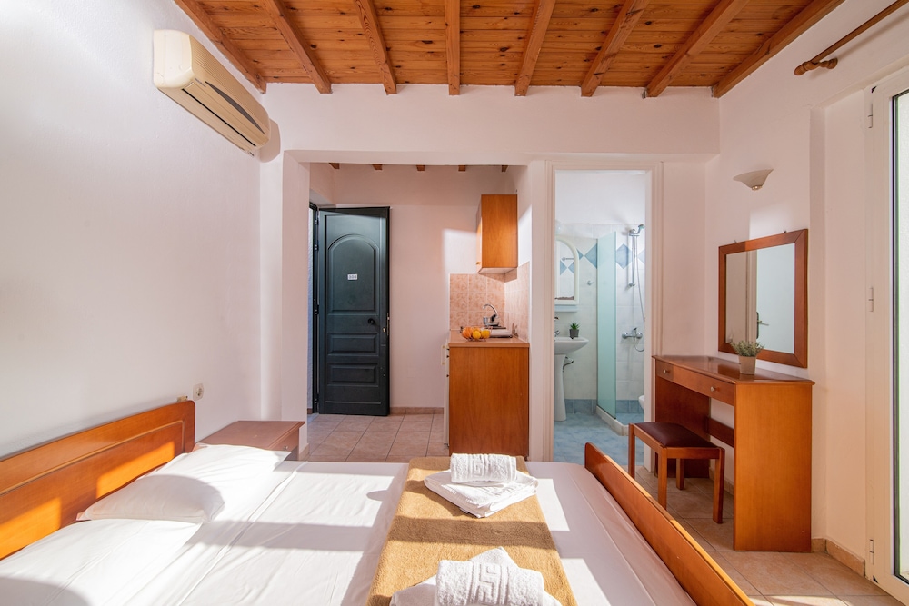 Golden Valentin Apartments — Hotel rooms in Hersonissos