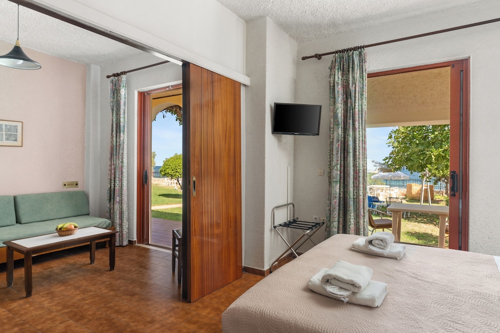 Iliessa Beach Hotel by GHH — Hotel rooms in Argassi, Ionian Islands