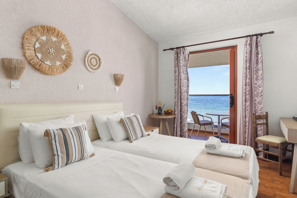 Iliessa Beach Hotel by GHH — Hotel rooms in Argassi, Ionian Islands