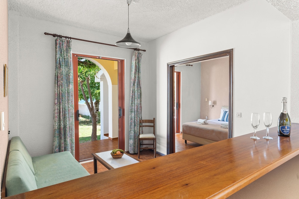 Iliessa Beach Hotel by GHH — Hotel rooms in Argassi, Ionian Islands