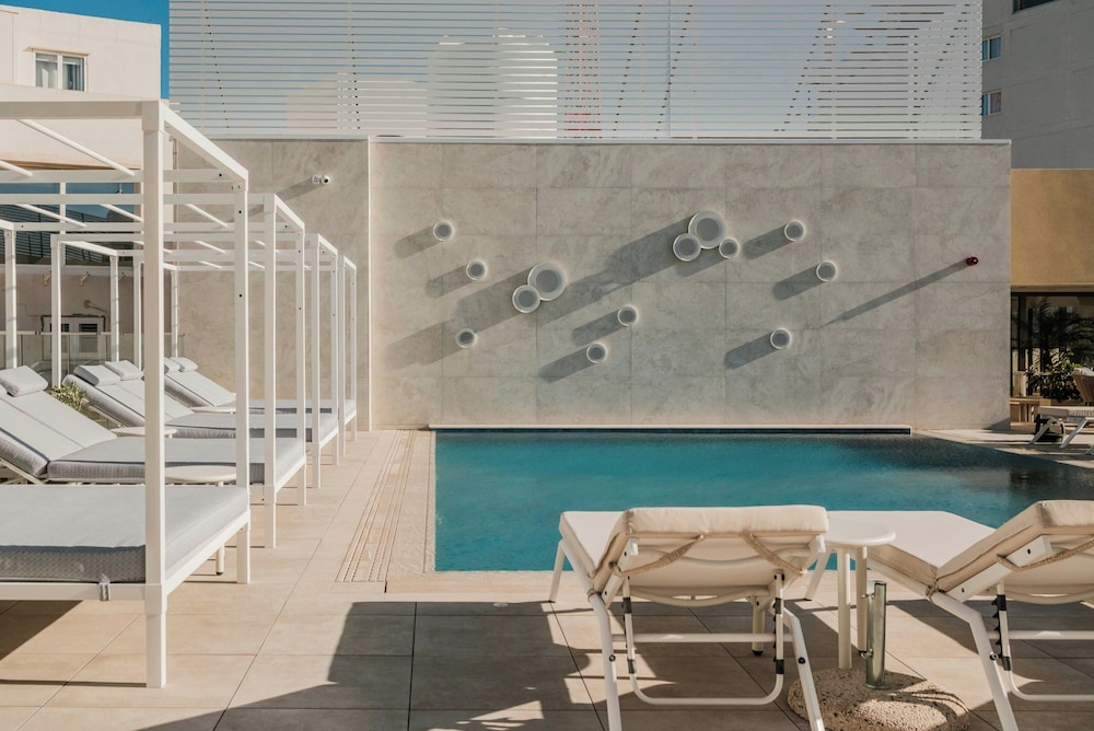 Courtyard by Marriott Sliema — Swimming pool in Sliema, Malta Island