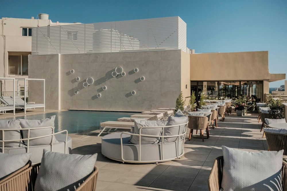 Courtyard by Marriott Sliema — Swimming pool in Sliema, Malta Island
