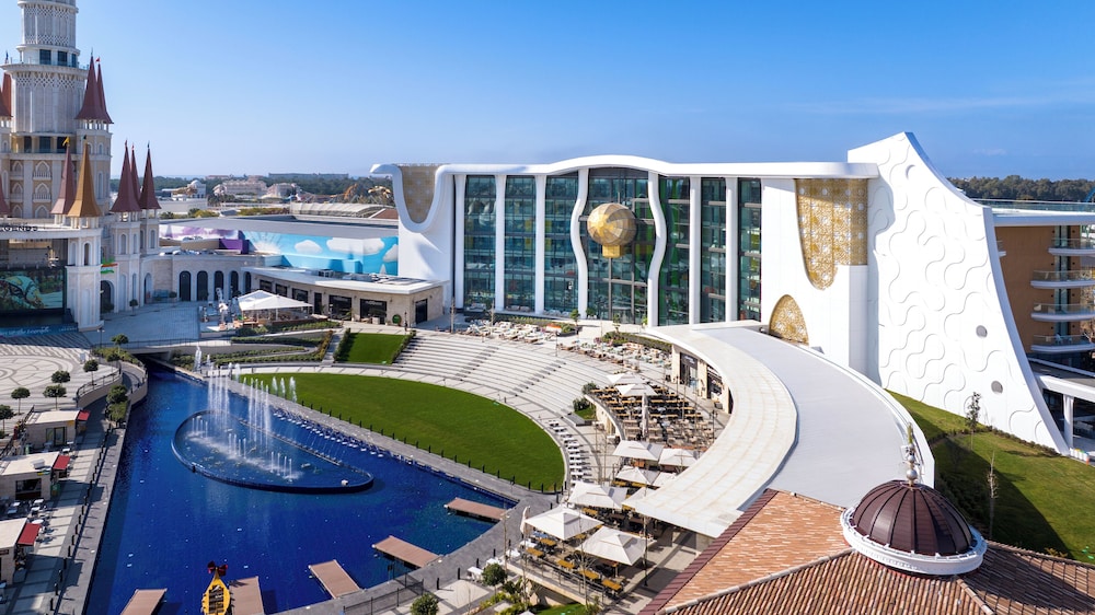 The Land of Legends Nickelodeon Hotels Antalya — Hotel building in Belek