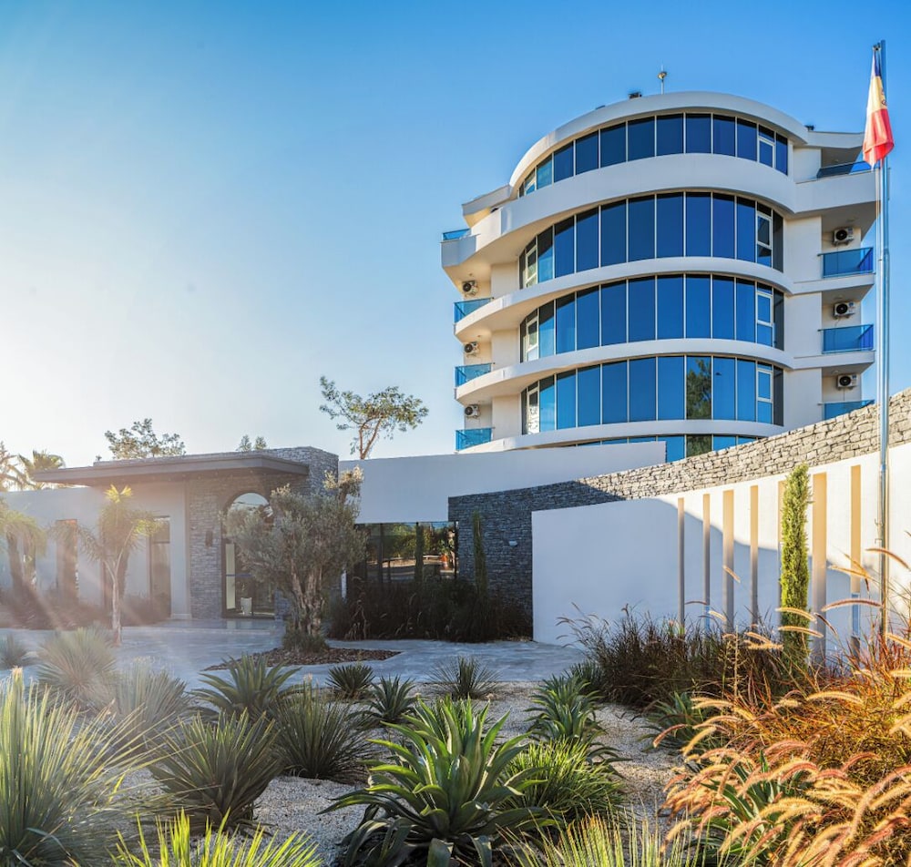 Berry Blue Hotels - All Inclusive — Hotel building in Side