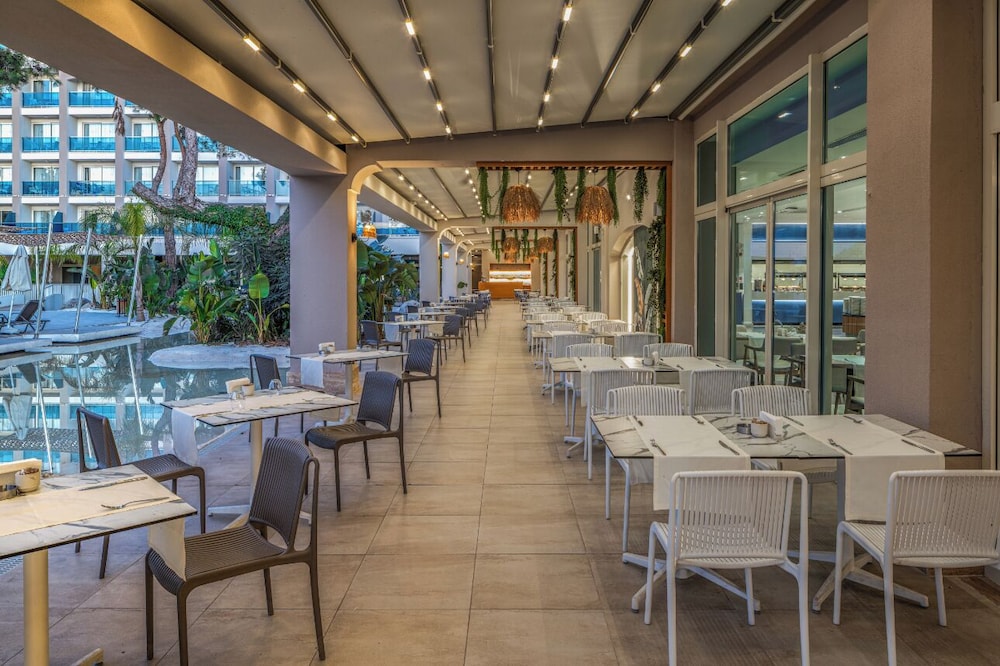 Berry Blue Hotels - All Inclusive — Restaurant & bars in Side