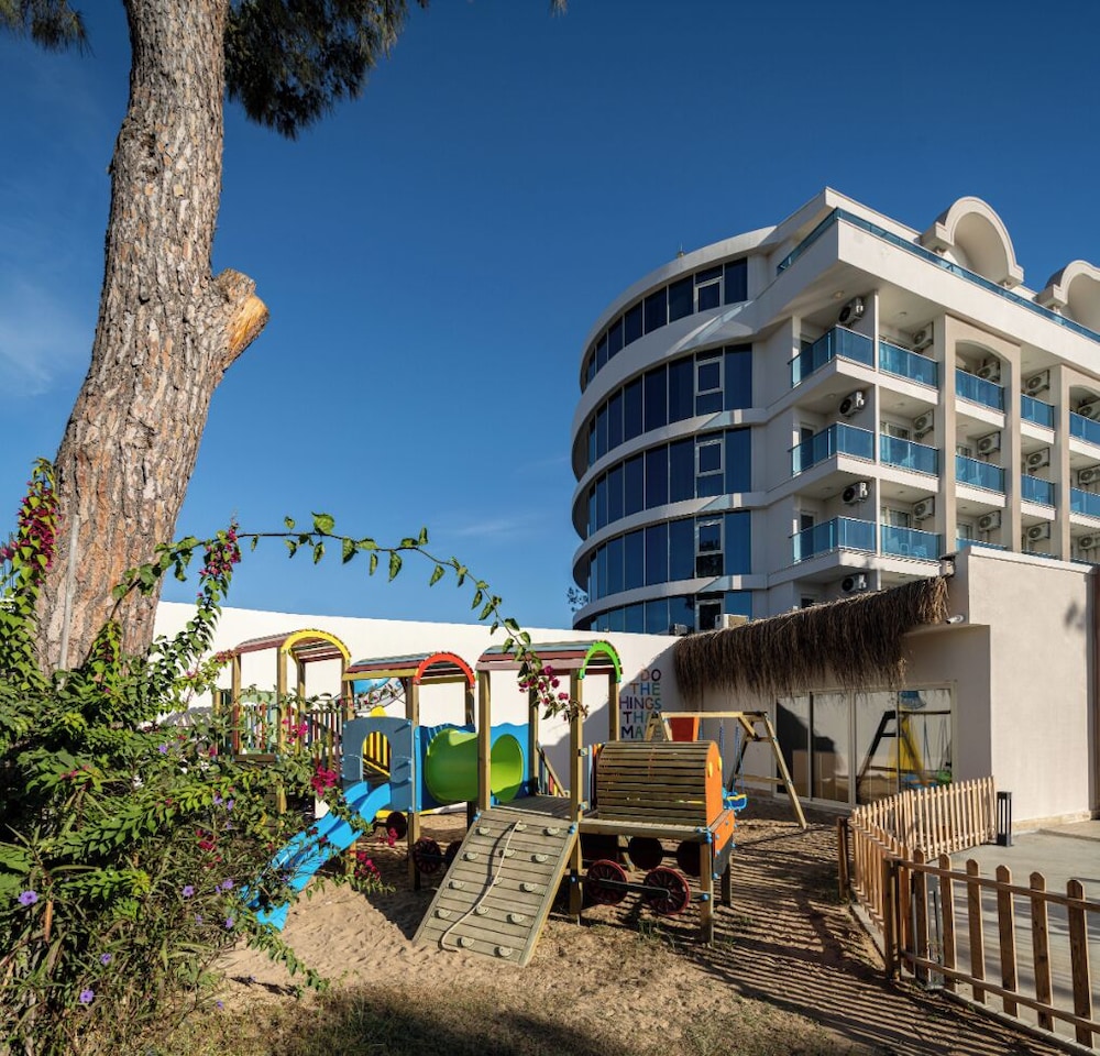 Berry Blue Hotels - All Inclusive — Hotel building in Side