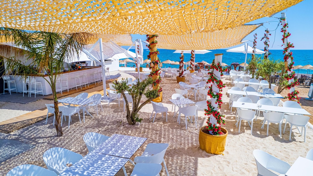 Berry Blue Hotels - All Inclusive — Restaurant & bars in Side