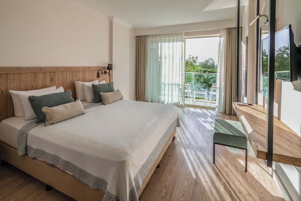 Berry Blue Hotels - All Inclusive — Hotel rooms in Side