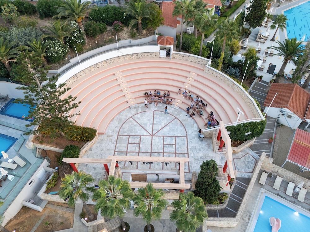 Rethymno Mare & Water Park — Hotel building in Rethymnon