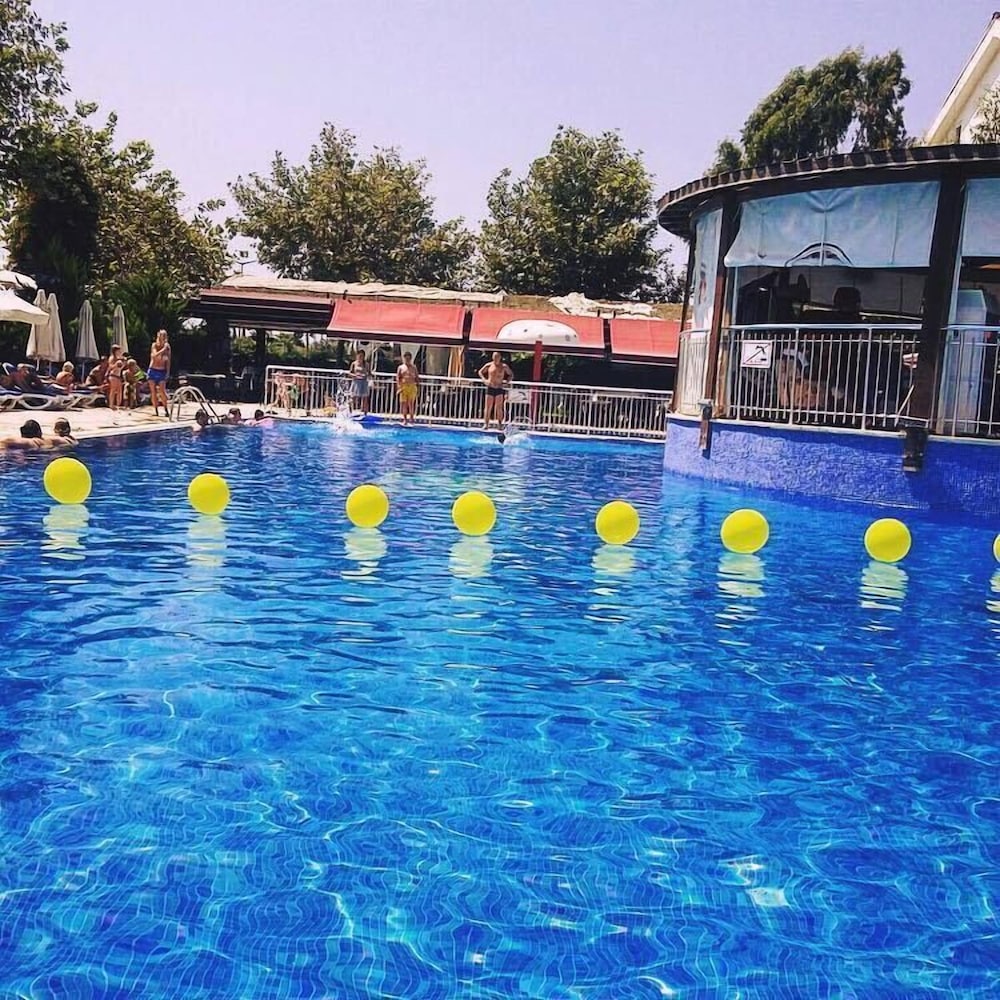 Irem Garden Hotel & Apartments — Swimming pool in Side