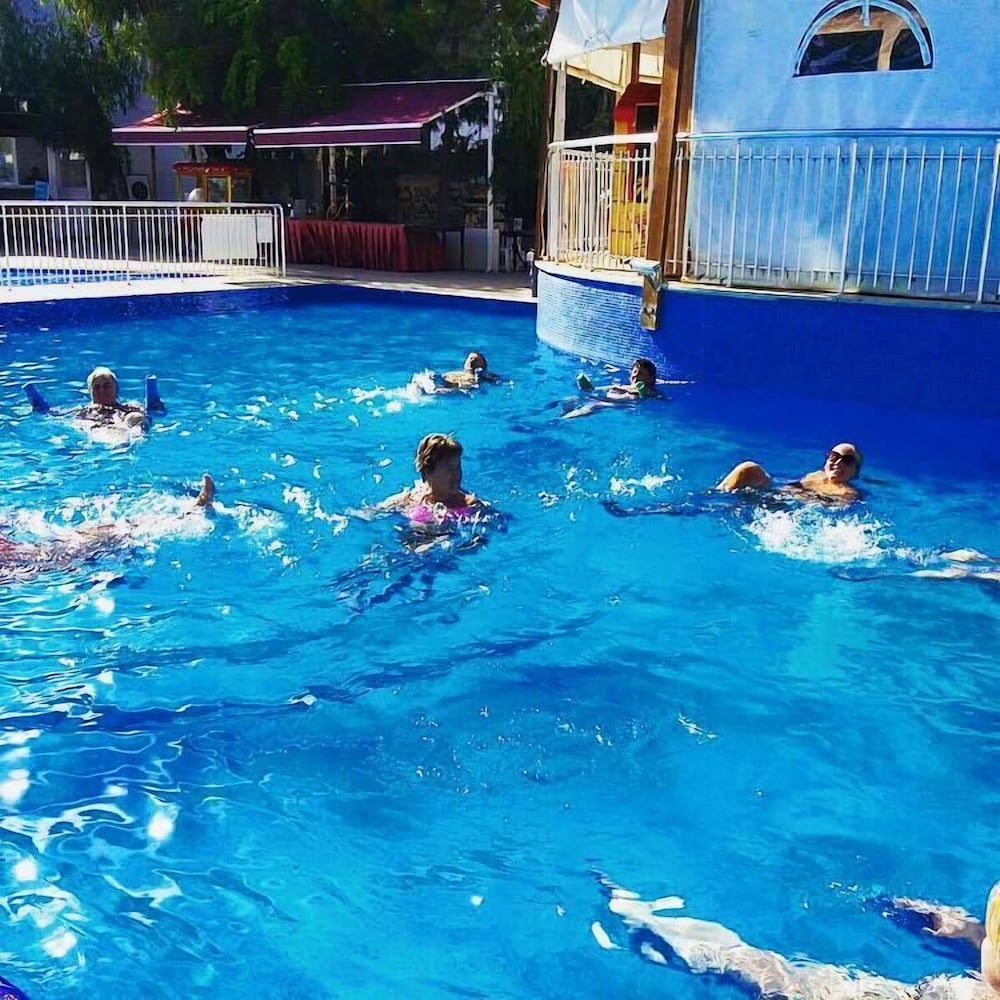Irem Garden Hotel & Apartments — Swimming pool in Side