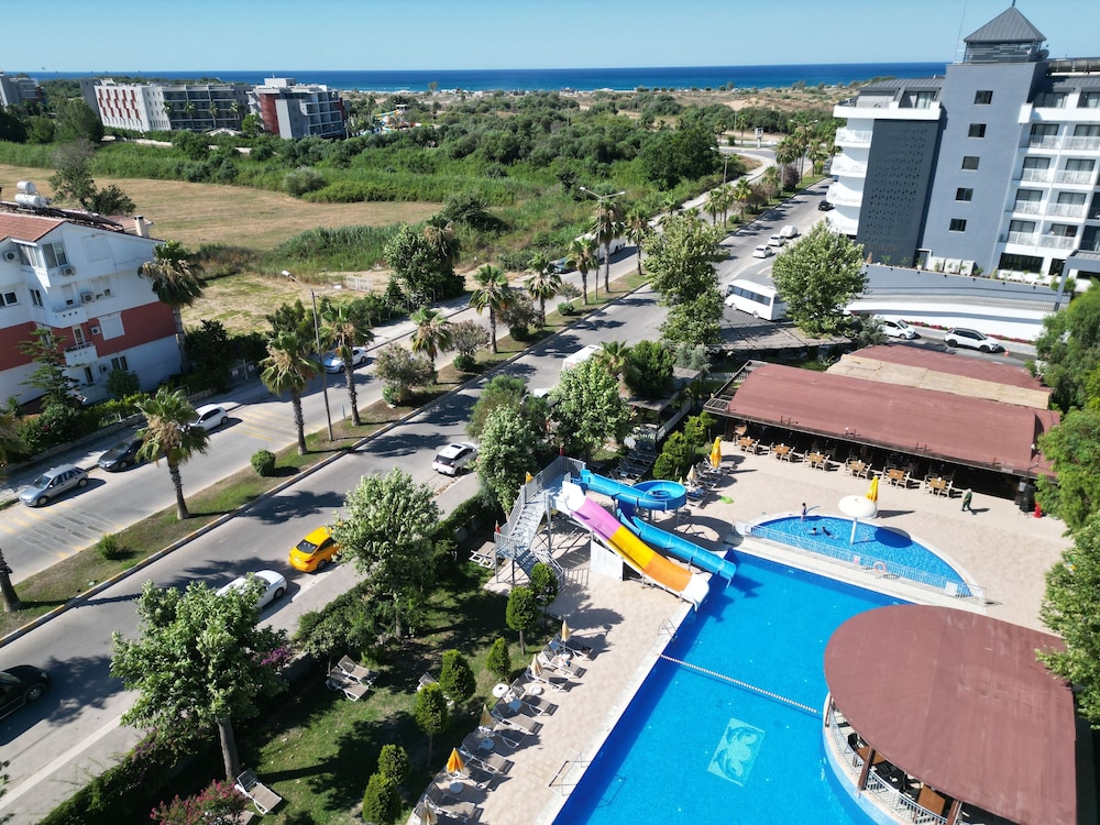 Irem Garden Hotel & Apartments — Swimming pool in Side