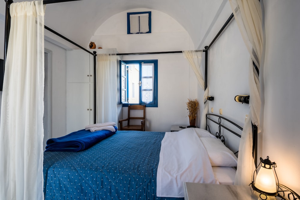 Irigeneia Hotel — Hotel rooms in Perissa, South Aegean