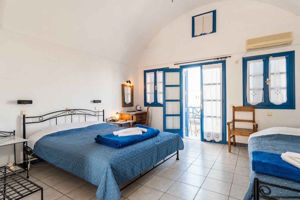 Irigeneia Hotel — Hotel rooms in Perissa, South Aegean