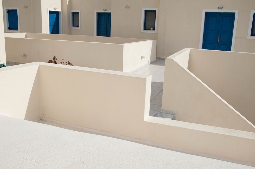 Irigeneia Hotel — Hotel building in Perissa, South Aegean