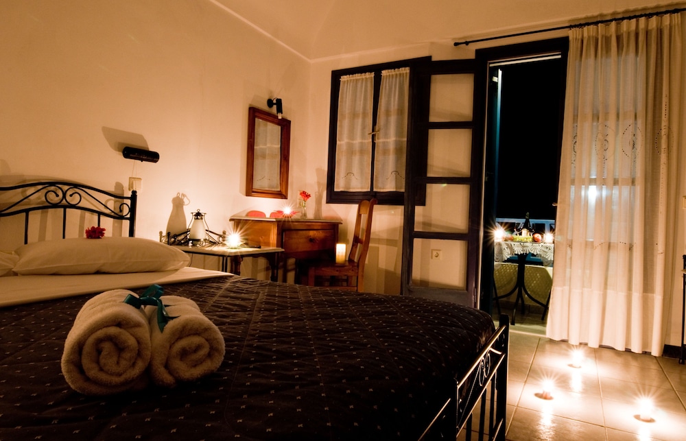 Irigeneia Hotel — Hotel rooms in Perissa, South Aegean