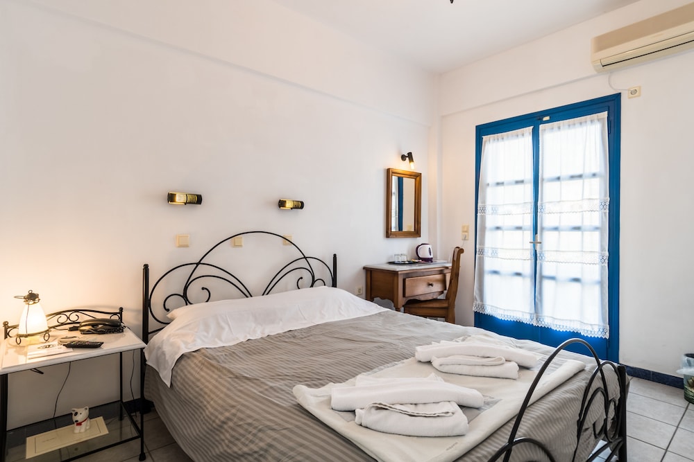 Irigeneia Hotel — Hotel rooms in Perissa, South Aegean