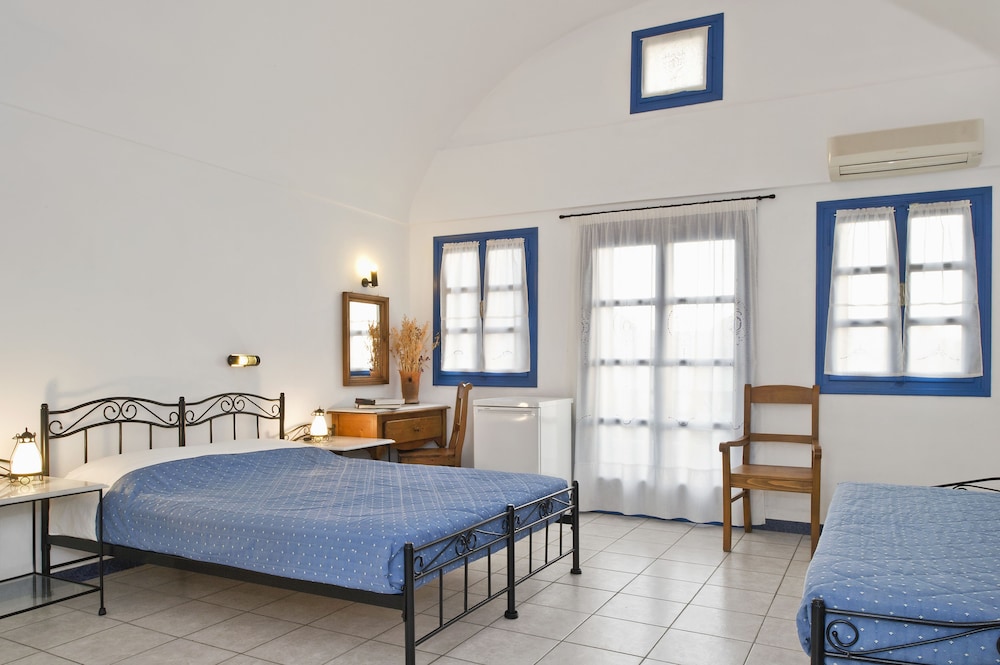 Irigeneia Hotel — Hotel rooms in Perissa, South Aegean