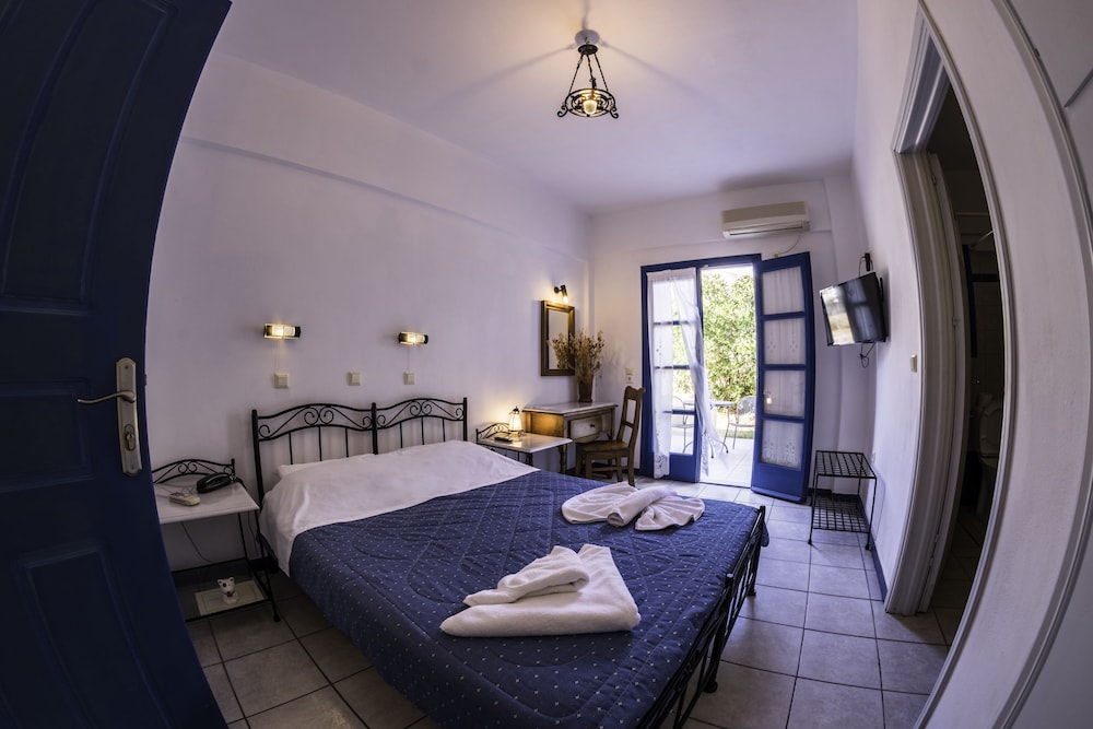 Irigeneia Hotel — Hotel rooms in Perissa, South Aegean