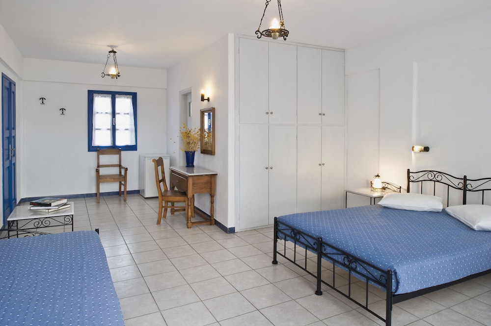 Irigeneia Hotel — Hotel rooms in Perissa, South Aegean