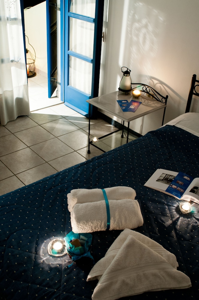 Irigeneia Hotel — Hotel rooms in Perissa, South Aegean