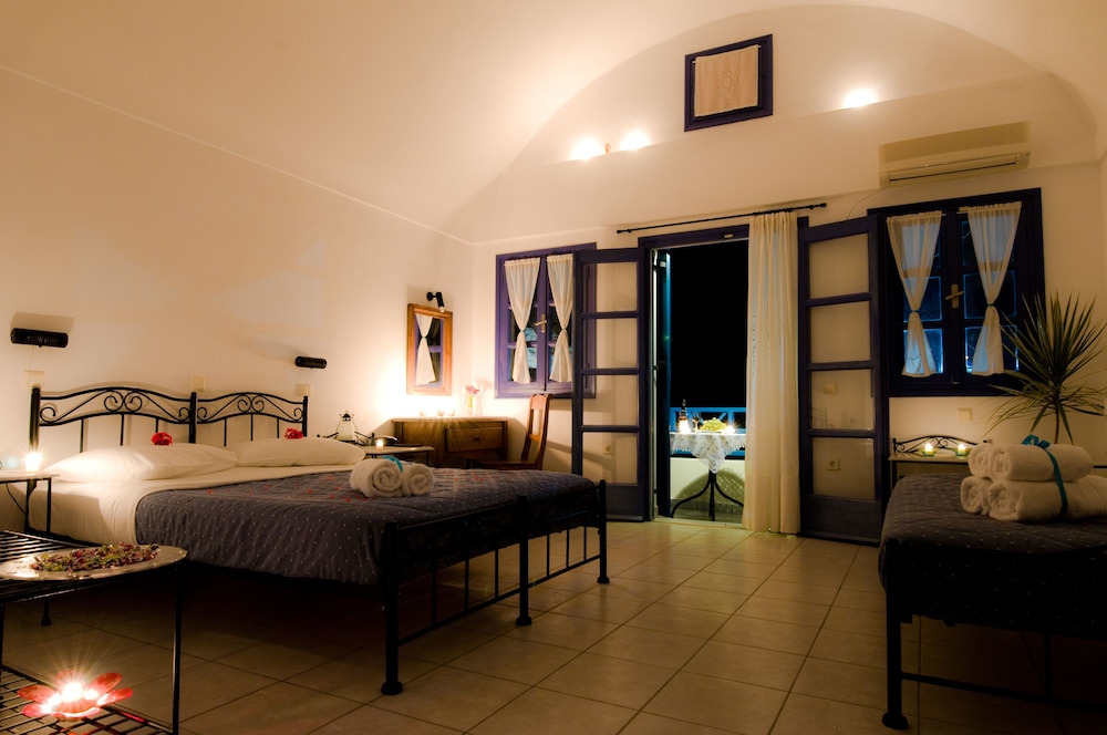 Irigeneia Hotel — Hotel rooms in Perissa, South Aegean