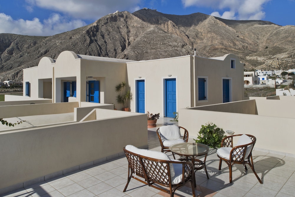 Irigeneia Hotel — Hotel building in Perissa, South Aegean