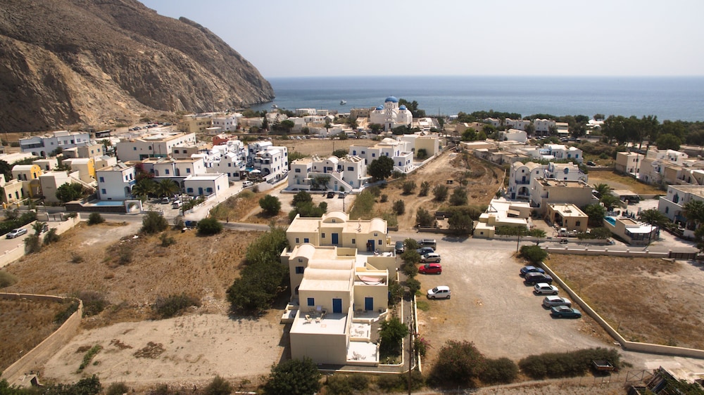 Irigeneia Hotel — Hotel building in Perissa, South Aegean