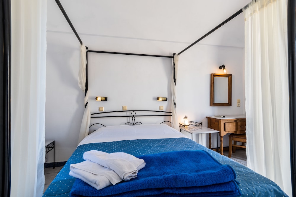 Irigeneia Hotel — Hotel rooms in Perissa, South Aegean