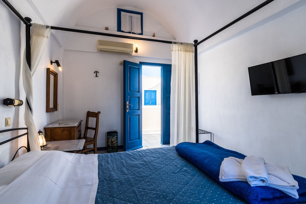 Irigeneia Hotel — Hotel rooms in Perissa, South Aegean