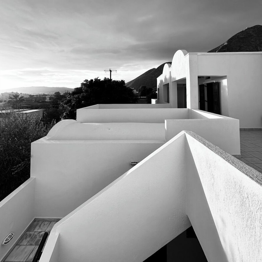 Irigeneia Hotel — Hotel building in Perissa, South Aegean